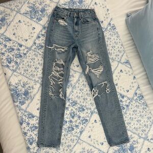 Women’s Light Wash Ripped Mom Jeans